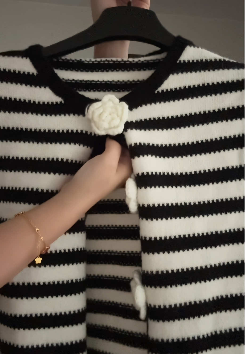 Áo len dệt kim 🤍 #mainhireview #goccuamainhi #fypシ゚viral #unbox #outfit 