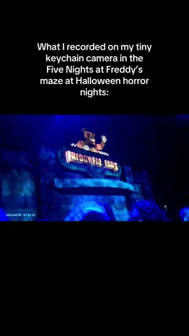 Come on down to Freddy fazbear’s pizza ‼️ (ignore my horrible angles I was scared ngl) #fnaf #hhn #halloweenhorrornights #hollywood #fivenightsatfreddys 