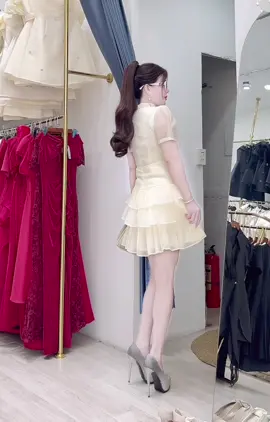 Chiếc váy ngắn chất siêu nhẹ tôn dáng, siêu xinh , siêu sang chảnh cho các nàng đây nhe ❤️🌹🌺🥰Phương Milan !Chuyên váy thiết kế #vaythietke #vayxinh #shopbanvaydep #vayditiec #vayden           —————.                                 Màu đen /kem sz/SMLXL.                       Phương milan 60 nguyễn văn cừ TpVinh