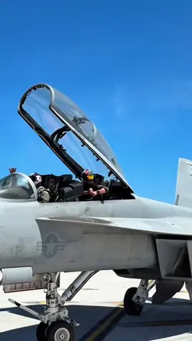 Eye level with the F/A-18F Super Hornet 👀 #f18hornet #aviation #fighterjet #aircraft #usairforce 