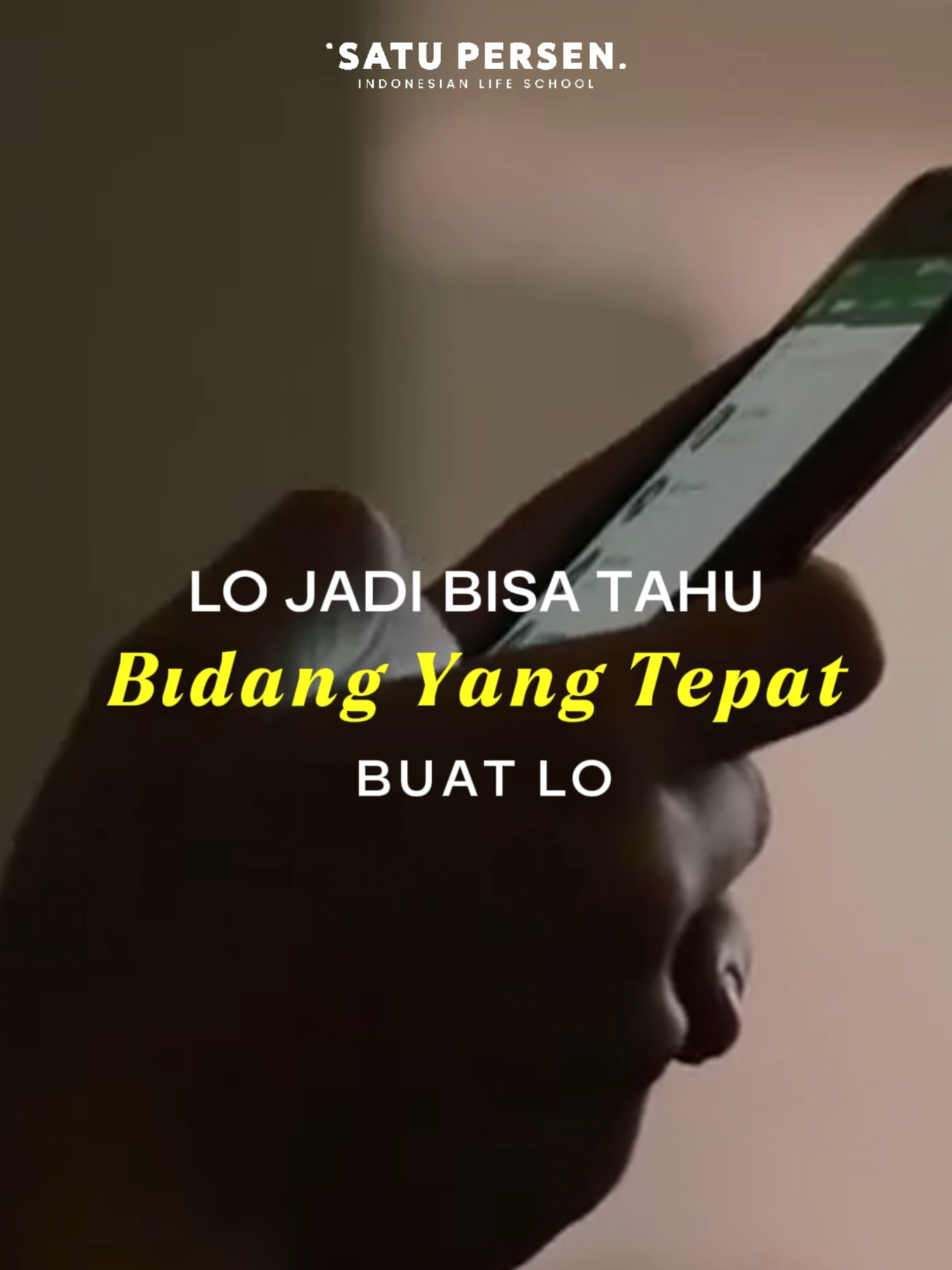 Lo pernah tes kepribadian terus dapet skor conscientiousness rendah? Terus kepikiran, “wah gue pemalas, gak bakal sukses nih”? Eits, salah banget. Tes kepribadian itu bukan buat nge-vonis lo, tapi biar lo tau di mana kekuatan lo sebenarnya. Orang dengan skor conscientiousness rendah justru punya keunggulan unik: ✅ Lebih adaptif di situasi yang kacau atau penuh perubahan. ✅ Gak kebanyakan planning, bisa langsung gerak cepat ambil peluang. ✅ Jago improvisasi dan sigap menghadapi hal tak terduga. Mungkin lo bakal “tersiksa” kalau kerja di bidang yang monoton dan butuh ketelitian ekstrem, kayak akuntan atau editor.  Tapi lo bisa jadi luar biasa di profesi dinamis kayak sales, EO, seniman, atau industri kreatif yang butuh spontanitas dan fleksibilitas. Kuncinya bukan ngubah diri, tapi nemuin “arena” di mana sifat lo bisa bersinar paling terang. Tonton video lengkapnya di satu.bio/otak-malas-rajin #SatuPersen #Kepribadian #Conscientiousness #BigFive #Psikologi #KekuatanDiri #PengembanganDiri #TipsKarier #MinatBakat #Adaptif #SelfAcceptance