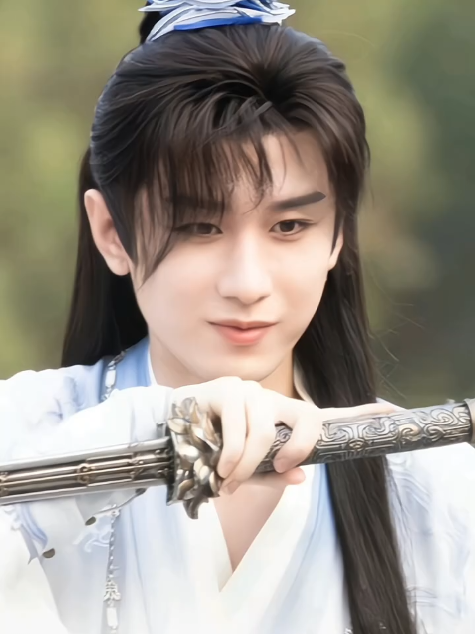 xiao qiu benar² menggambarkan sosok tuan muda, anak terakhir kesayangan orang tua dan kakak² nya di dalam keluarga sedangkan di luar dia adalah bos nya 😭🫶 #thejourneyoflegend #4u #chengyi #drachin #fyppp 