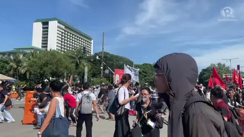 LOOK: TINUMBA NG MGA RALIHISTA YUNG MGA BARRIERS SA KANILANG DINADAANAN. #fyp #Fyp #rally2025 #Trillionpesomarch #phillipines 