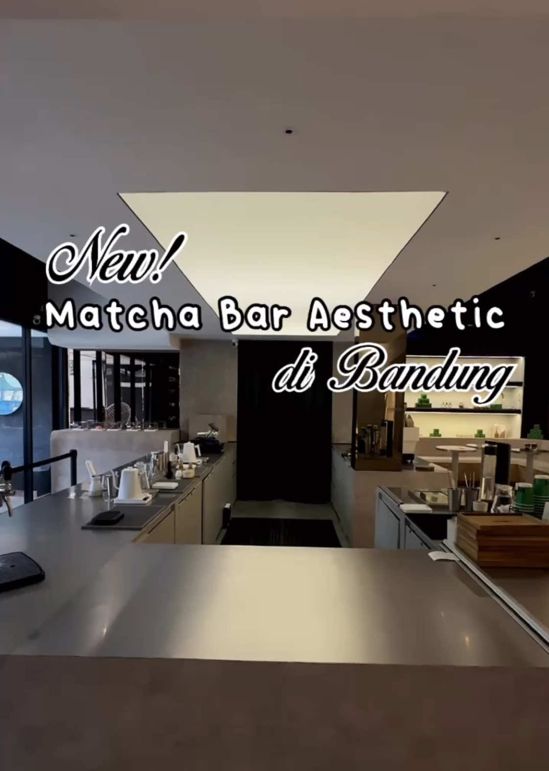 NEW! MATCHA BAR AESTHETIC DI BANDUNG! . Finally cobain matcha di @matchamore.id. Buat  yg suka matcha light & cukup manis cobain varian “trend” nya matchamore, matcha strawberry & hojicha banana pudding. Pake ceremonial grade dengan reasonable price 👌🏻 Ada pastries juga, semuanya homemade, cobain yg matcha more pan & hojicha yang luarnya crispy, dalemnya lembut ada cream matcha / hojicha 😍✨ . @it’s 𝙈𝘼𝙏𝘾𝙃𝘼𝙈𝙊𝙍𝙀!  . #yasminjajan #matcha #matchalatte #matchabarbandung #matchamore 
