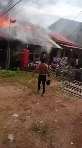 Kebakaran terjadi di sei ambawang  Lokasi gg. Budaya  #Pontianakmedia, #promoseruweekend #BreakingNews #KalimantanBarat #Pontianak 