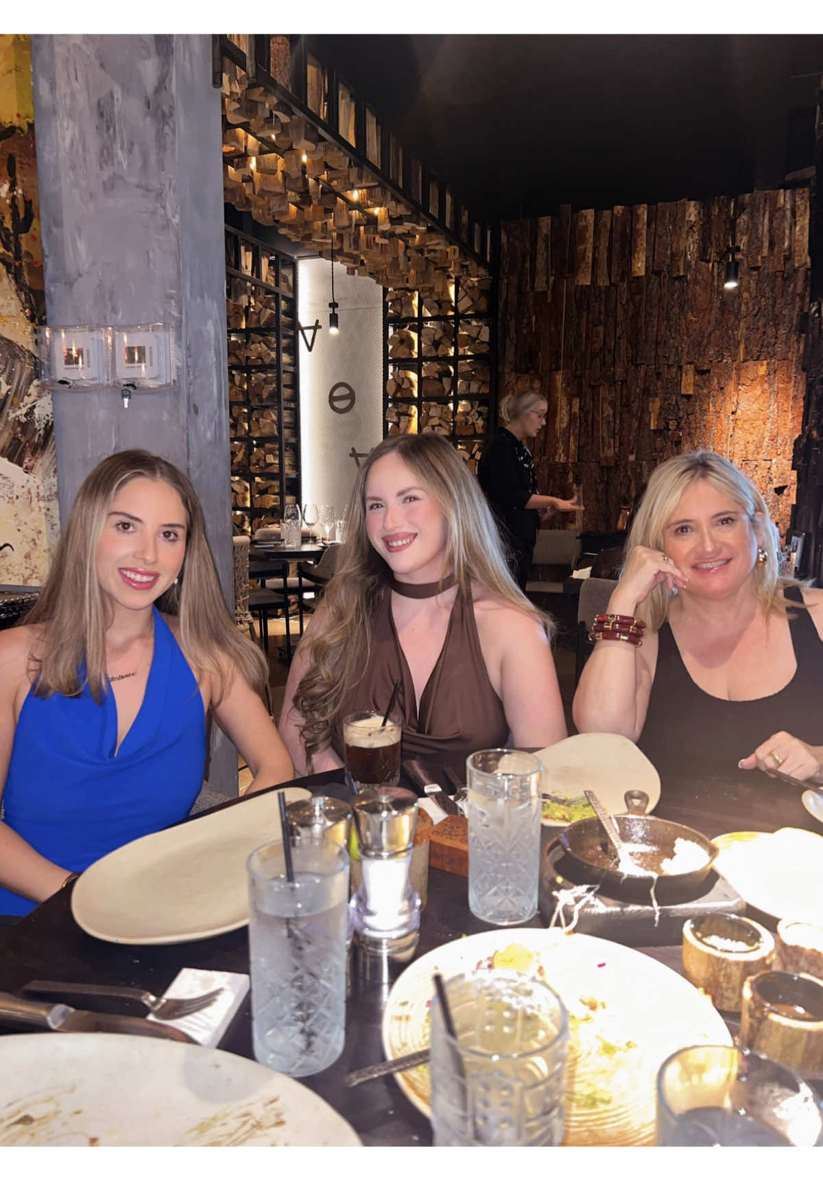 Celebrared my mom’s bday a little early before she goes back to Mexico 🫶🏻🎂  #azliving #arizonarestaurants #gilbertrestaurants #phoenixaz #mexicanaenusa 