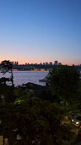 Bazen bana gelir, gider seni dert etmeler Seni rüyalarımda hapsetmeler Yıldızların hırsızları mı var? Tutamam, tutamam, hep yeni bir gün doğar.. 🎶Madrigal-Seni Dert Etmeler