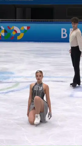 ¡Por primera vez en la historia dos parejas españolas de danza estarán en los Juegos Olímpicos! Y es que tras la plaza obtenida por Olivia Smart & Tim Dieck en el mundial (fueron sextos) hoy se suma la conseguida por Sofía Val & Asaf Kazimov en el preolímpico donde han acabado terceros (clasificaban los cuatro mejores). No podemos estar más orgullosos de nuestras dos parejas. Y es que ha sido un gran esfuerzo de equipo, Olivia y Tim abrieron la puerta al sueño y Sofía y Asaf que, supieron gestionar la enorme presión que había, aprovecharon al máximo la oportunidad. Lo hemos pasado fatal porque ha sido un preolímpico de infarto. Sofía y Asaf patinaron maravillosamente su danza libre con música de Muse basada en la inteligencia artificial. La combinación de elevaciones inicial primero estacionaria y luego en rotación (nivel4+4) fue exquisita, al igual que la coordinación en los twizzles (nivel4+4) y las posiciones de la pirueta (nivel4). En la elevación en curva sufrieron un pequeño traspié perdiendo bastante nivel de base (se consideró nivel1). Esto les puso un poco nerviosos, pero supieron controlarlo. La secuencia de giros a un pie (nivel2+1) estuvo muy bien realizada, al igual que la efectuada por el eje largo de la pista (también nivel2+1). Cerraron con los tres elementos coreográficos de una gran belleza. Los componentes abarcaron del 7,36 al 7,54. Obtuvieron una nota de 101,97 para un total de 170,32. Fueron quintos en la danza rítmica, cuartos en la libre pero lo más importante de todo: terceros en la clasificación final. Al acabar dentro de los cuatro mejores logran plaza olímpica ¡Bravo!! 📺 @Home of Skating  #figureskating #patinaje #patinajeartistico #patinajesobrehielo #hieloespañol