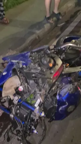 Kecelakaan R6 vs Beat 21 september 2025 jam 03.00 dini hari di Green Pramuka, Jakarta pusat. Kronologi rider Yamaha R6 memacu kecepatan dari arah Rawasari ke arah Cempaka Putih dan tiba-tiba ada Honda Beat berboncengan memotong jalur dari kiri ke kanan dan tabrakan T-Bone tidak terhindarkan kurang lebihnya seperti itu, 1MD 1 Sekarat 1 luka berat. #yamahar6 #crash #accident #kecelakaan #lakalantas 