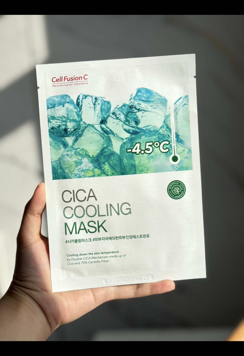 Day 18❄️ Cell Fusion C Cica Cooling Mask Sheet Chất mask mềm, khi đắp lên da sẽ cảm thấy mát lạnh. Tinh chất lỏng không có dư nhiều và không mùi. Khi đắp xong da ẩm đủ và khá căng. Mình lấy toner lau lại thì thấy hơi rít rít nhẹ trên da. Em này sẽ khá hợp mới đi nắng về cần làm mát da khẩn cấp. Mình thích em này hơn bản xanh biển cùng dòng. #sheetmask#마스크팩#面膜#パック#cellfusionc 