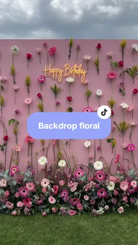 No saben lo hermoso que quedó este #backdrop floral! Los videos y las fotos no le hacen justicia!! AMAMOS!!!  #decoradoradeeventos #happyplanner #flores #fiestadecumpleaños 
