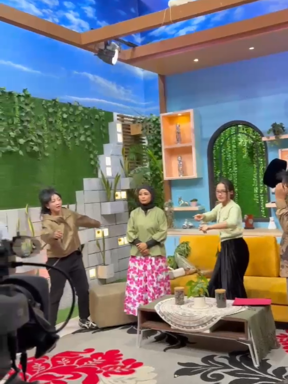 Goyang goyang goyang ujung2nya makan ya ra🤏🏻🤣 #rarasudirman #trending #fyp #berandafypシ #bercandatapisantai 