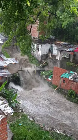Lluvia Caracas, la Pastora 20/09/2025  Solo iba a mostrar como estaba la quebrada pero el audio que puso tik tok se pasó 😅😅