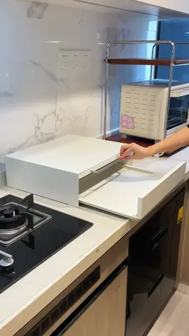 可伸縮的置物架真的好牛啊！👏 尺寸隨空間調整，小角落也能完美利用，廚房、浴室、陽台統統適用～穩固不晃、承重力強，各種瓶瓶罐罐都能塞進去！收納真的可以這麼簡單又整潔✨ #收納 #收納架置物架 #好用置物架 #廚房整潔有序 #廚房收納   ↓點擊帶走空間自由↓   👉：https://shopee.tw/gwenya8 （留言“+1”秒回下單信息， 關注IG @yookiwarehouse_tw獲取更多可愛好物🎀）   視頻源網絡，版權歸原作者，聯繫即刪