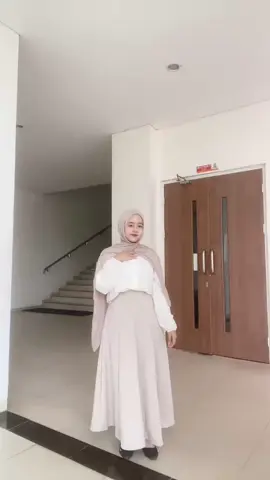 outfit ke kampus under 60rb an tapi cakep banget woyy🫵#rokwanita #rokaudy #outfitideas #fyp #campusoutfit 