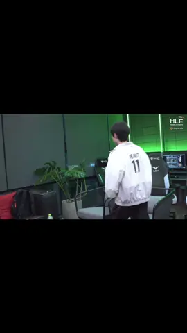 “mình đã định sau khi kết thúc giải đấu Worlds mới chính thức thông báo đến mọi người, nhưng như thế thì lâu quá. nên thôi mình cứ nói trước để còn có thể hỏi thăm mọi người nữa.” (Trước trận hôm qua) 💬: Wangho nói đây là thời khắc cuối cùng, lần cuối của ổng tại LoL Park 🐜: Lần cuối cùng ở LoL Park? Ý là sao vậy? 🐜: Sau này sẽ không còn thi đấu ở LoL Park nữa à? Hay chỉ là lần cuối cùng trong năm nay thôi? 🐜: Nhưng sao các bạn biết được? Wangho đâu có thông báo chính thức gì đâu? 🐜: Rốt cuộc là sao đây...dù HLE có vô địch CKTG thì Wangho cũng sẽ giải nghệ hả? (Khi xem trận) 🐜: Hơi tò mò một chút, sao tự nhiên hôm nay lại chơi hay thế nhỉ? Trước khi đấu với T1 đã xảy ra chuyện gì vậy? 🐜: Có phải uống soju không? Kkkkk cảm giác như mọi người đều đã uống 1 ly soju cùng nhau vậy á…. (Sau khi Peanut phỏng vấn) 🐜: Tôi biết mà, tôi biết từ lâu rồi! 🐜: 👏👏👏 Respect (🥜 giả vờ khóc) 🐜: Ố? là không có rơi giọt nước mắt nào? Cre:©️ctstpuppy , st #peanut #hanwangho #한왕호 #esports #xuhuong 