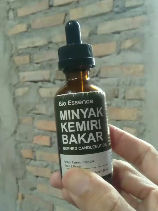 Minyak Kemiri Bakar Bio Essence memberikan nutrisi pada rambut untuk menguatkan dan menebalkan #kemiribakar #minyakkemiribakar #perawatanrambut 