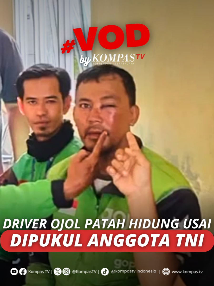 Sebuah video penganiayaan driver ojek online oleh anggota TNI di Pontianak viral di media sosial. Insiden itu diduga dipicu oleh bunyi klakson korban saat pelaku memundurkan mobilnya di Jalan Panglima Aim, Pontianak Timur (20/9). Tak terima dengan isyarat tersebut, pelaku turun dari kendaraan dan melakukan penganiayaan. Akibatnya, korban mengalami patah hidung serta lebam di wajah. Peristiwa tersebut memicu reaksi dari sejumlah pengemudi ojek online yang menggelar aksi protes di depan Markas Polisi Militer Kodam XII Tanjungpura. Pelaku pun sudah menyampaikan permintaan maaf atas perbuatannya. Meski demikian, proses hukum tetap berjalan. Bagaimana pendapatmu? Simak video selengkapnya dan dapatkan berita terkini lainnya di www.kompas.tv serta youtube.com/kompastv #VODKompasTV