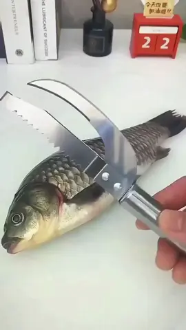 This stainless steel fish scale knife can both open the belly and scrape the fish scales. It is convenient and practical, and does not hurt the fish skin or hands.
