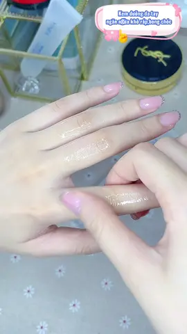 Đừng để bàn tay bạn khô ráp,bong chóc nức nẻ làm bạn mất tự tin trong cuộc gặp gỡ người yêu.Hãy dùng kem dưỡng da tay mỗi ngày để da tay luôn mềm mại,căng bóng nhé. #KemduongdatayMacbeChinhhang #Kemduongdatay #chamsocda#thinhhanh  