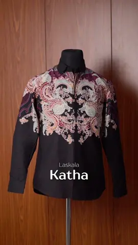 Batik pria slim fit yang pas di badan, adem, dan stylish. Cocok banget buat ke kantor sampai kondangan #LaskalaBatik #ArtisanBatik #BatikPria #BatikKondangan 