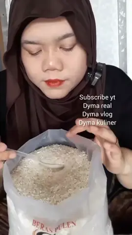Makan beras C4 dikarung plastik#rawriceeating #dymakulinerdymareal #fyppppppppppppppp 