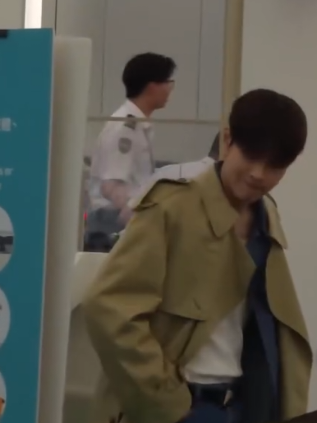 Ven que cuando le llaman amablemente él actúa de la misma manera🥰... dejen el griterío porfa, eso hace que los artistas pierdan el tímpano. Eso ya no es agradable. Seungmin biased tengan respeto y consideración, más empatía... a nadie le gustaría que le anden gritando de forma histérica🙏🏻.  #seungmin #straykids 
