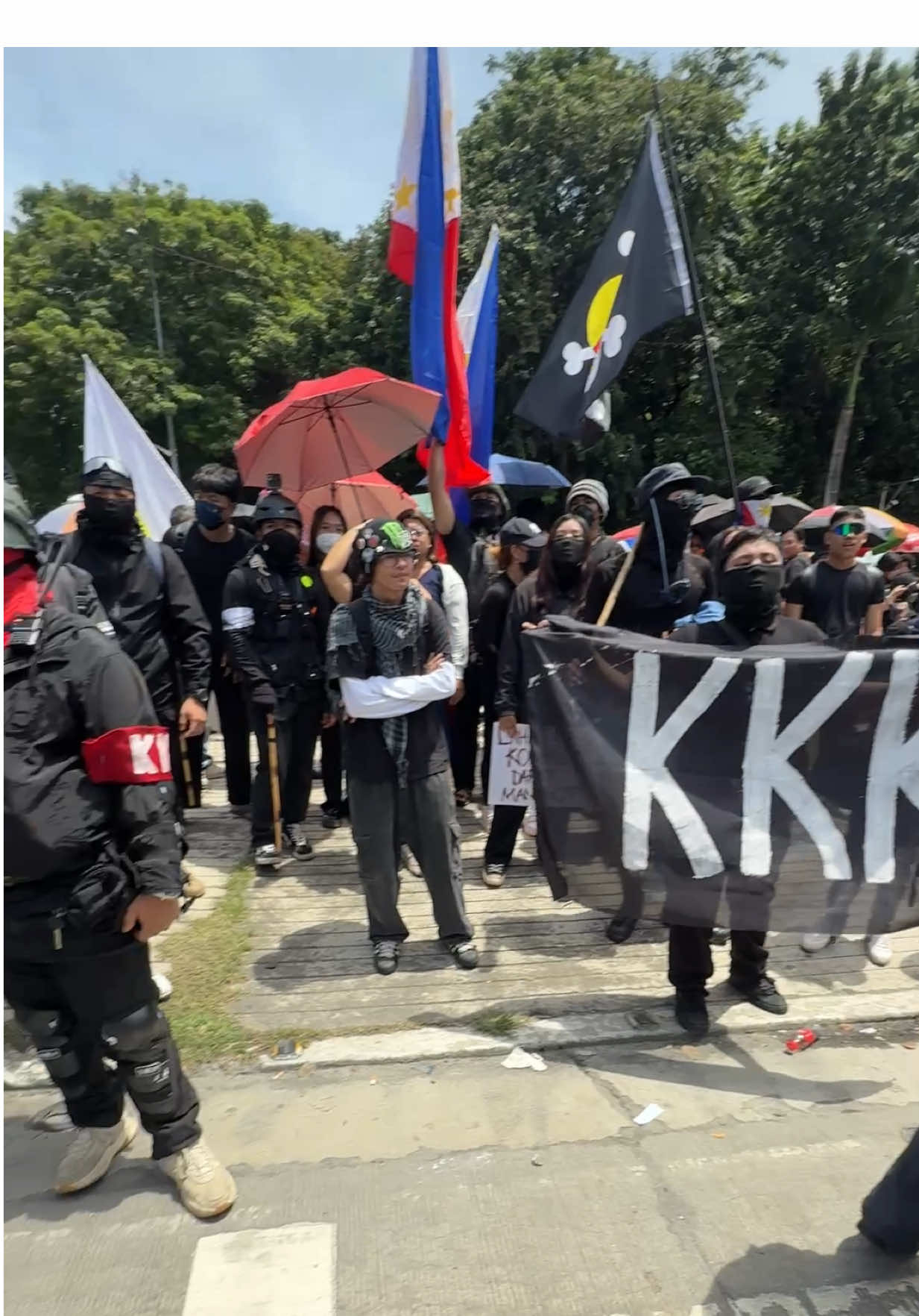 Nakaalis na kami sa Luneta— naka block ang internet! Nandito kami para kondinahin ang malawakang korapsyon. Sigaw ng kabataan: Baguhin ang sistema! Ngayon na! PNP, protektor ng korap! Saludo kami sa lahat ng marangal, pero kinamumuhian namin ang mga tagapagtanggol ng kurapsyon! ✊ #fyp #philippines #foryoupage #viral #trending 