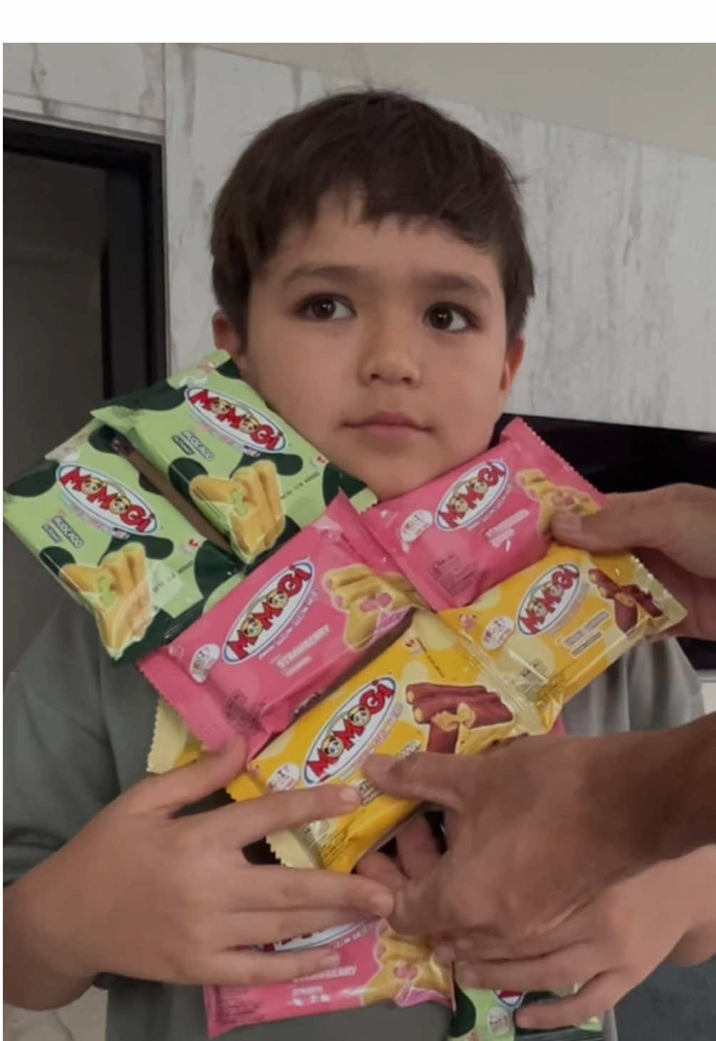 Hadiah kecil, cinta besar 💕 El bikin surprise buat Mama & Papa dari @Momogi snack Fruit Series 🎁✨