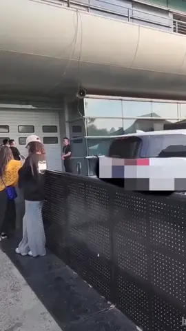 Keamanan ekstra untuk Boxer 31 UnoRancing (di mana Kamar P berada, yang diperuntukkan bagi tamu)... apa yang mereka sembunyikan di sana? Kisah XIAO ZHAN yang tersesat saat YIBO berada di kota yang sama sudah menjadi kisah klasik yang seharusnya tidak mengejutkan kita!!!  #fypage #xiaozhan肖战_wangyibo王一博 #bjyxszd🦁🐰 #yizhan💚❤️ #bjyxszd_博君一肖💚❤️🦁🐰 