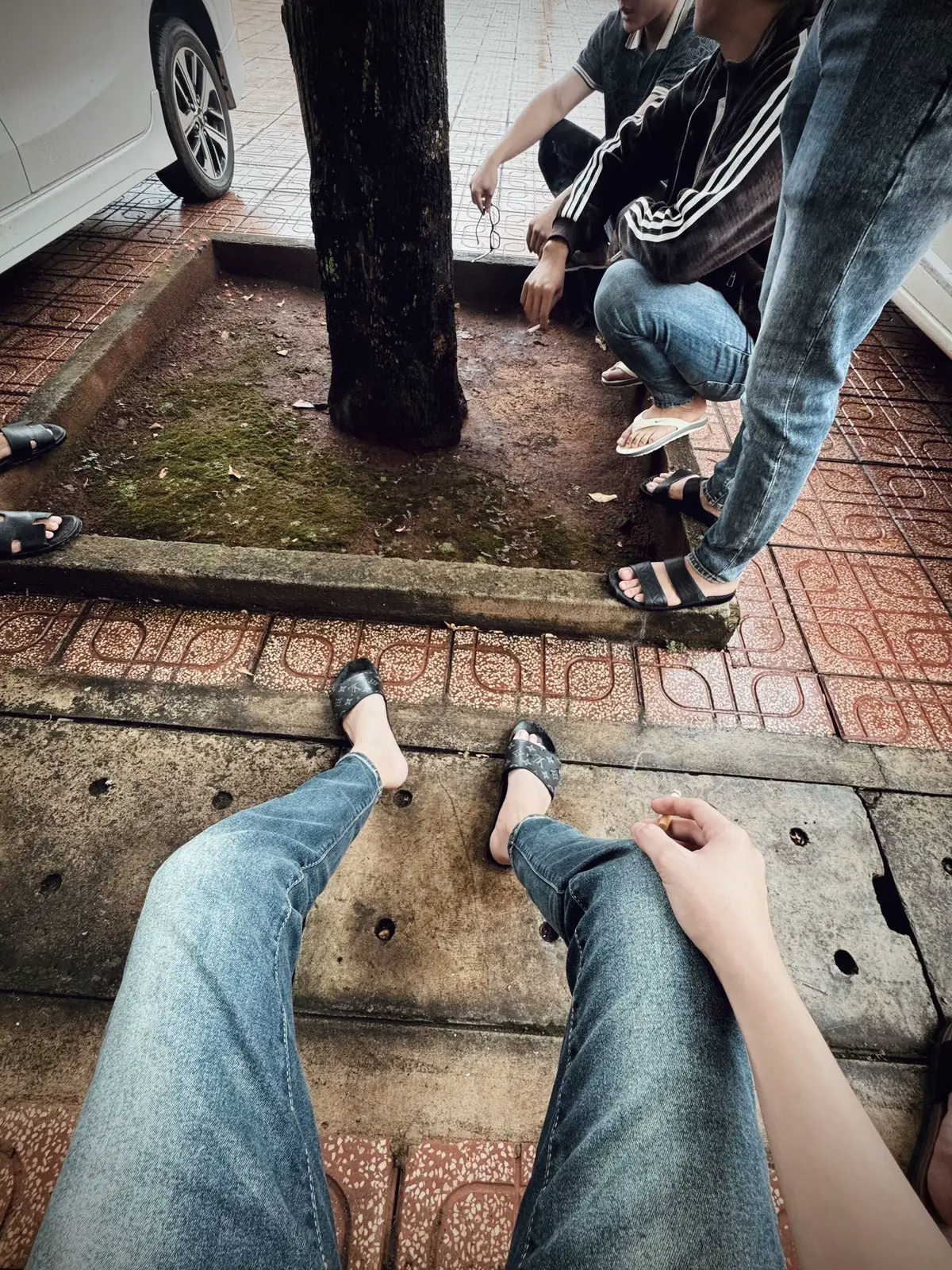 Tôi đã tự tay phá nát cuộc đời mình, rồi lại đứng trước đống đổ nát mà than trách số phận. Tôi biết mình đang đi sai, nhưng vẫn bước tiếp, như một kẻ cố chấp muốn xem mình sẽ rơi xuống đáy sâu đến mức nào. Tôi phản bội những người tin tưởng mình, phản bội cả những lời hứa thề sẽ giữ. Giờ đây, tôi sống như một kẻ lưu đày giữa cuộc đời mình, quá khứ là xiềng xích, tương lai là bóng tối. Mỗi lần soi gương, tôi thấy một khuôn mặt hốc hác, đôi mắt trống rỗng, in hằn những vết tích của sự hối hận không bao giờ phai. Tôi từng sợ bị người đời khinh bỉ, nhưng giờ mới hiểu… khinh bỉ chính mình mới là đau đớn nhất, không ai khác ngoài tôi đã đưa mình đến tận đây…