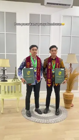 Kembar indentik lagi foto wisuda bareng2 😍 ada yg pernah pacaran sama yg punya saudara kembar✋🏻😂 #kembar #anakkembar #fotowisuda #fyp #foryoupage 