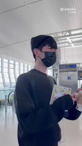 Mỗi ngày 1 kỷ niệm #于朦胧 #alanyu #vumonglung #yumenglong #mengmeng hãy nói tui biết 1ng có tâm trạng nghiên cứu 1 con búp bê đc tặng với nụ cười như vậy thì điều gì làm khó anh đc.