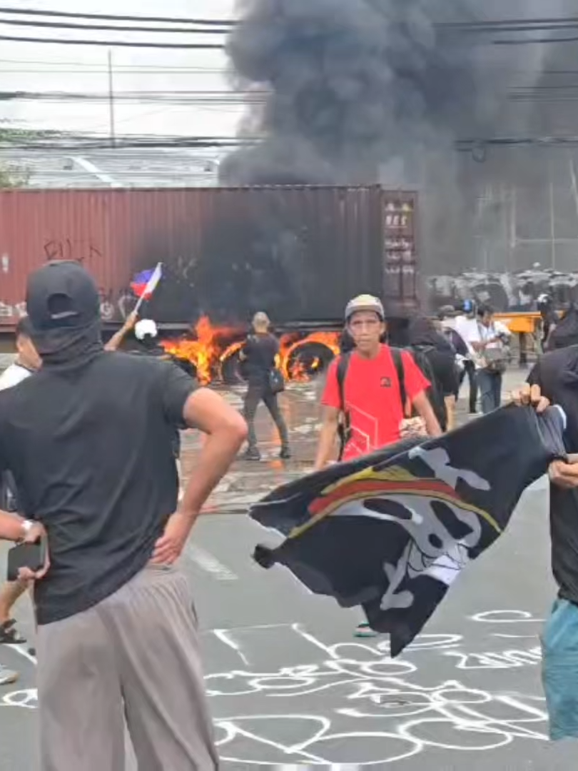 CONTAINER VAN SINUNOG Rallyists set fire to a container van that had been used as a barricade during today’s protest. | via Jojo Sicat, Abante #CancelCorruptionNow  #newsph #latestnews #phnews