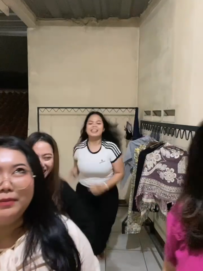 Maaf yaa anak2 kos yg lain kalo kita berisik 🙏🙏🤣🤣 @anakbontot21 @𝐇𝐢,𝐢𝐦 𝐍𝐚𝐛 @elnoour.rhmah 