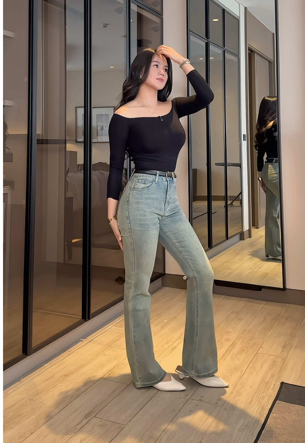 Baru kali ini nemu jeans dengan detail se-perfect ini 😍 ada blink-blink manis tapi nggak lebay, cutting-nya rapi banget, tanpa heels pun tetap kelihatan kece! 💃🏻✨ #jeansflare #jeansoutfit #grwm #outfitideas #outfitinspo 