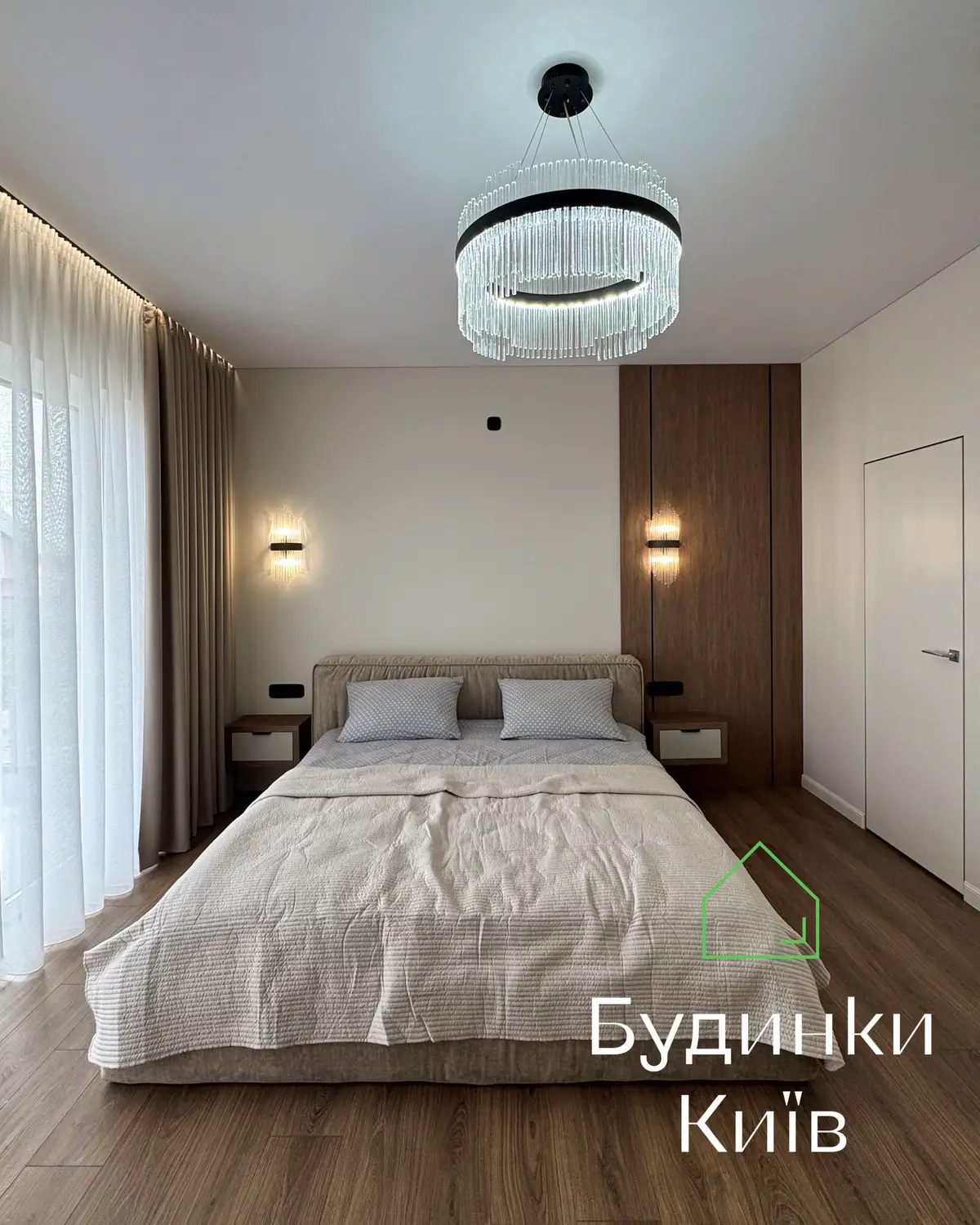 📍 Петропавлівська Борщагівка 🏡 Продаж нового двоповерхового газифікованого будинку з дизайнерським ремонтом, поряд «Ліцей №1» Площа будинку — 140 м²  Земельна ділянка — 2 сотки Паркування: навіс для 2х авто  4 (чотири) спальні кімнати Розташування: с. Петропавлівська Борщагівка Стан: з ремонтом та меблями  Планування 1-го поверху: ▫️передпокій ▫️спальня з гардеробною ▫️кухня – вітальня з виходом на терасу ▫️санвузол ▫️котельня ▫️кладова під сходами Планування 2-го поверху: ▫️master – спальня з власним санвузлом, гардеробною та виходом на терасу ▫️2 спальні кімнати ▫️загальний санвузол  Технологія будівництва🧱: ▫️фундамент – стрічкового типу з гідроізоляцією та утепленням ▫️стіни – керамоблок (500 мм) ▫️утеплення стін – мінеральна вата (150 мм) ▫️міжповерхове перекриття – моноліт ▫️покрівля – моноліт + плоска мембрана, утеплена мінватою (200 мм) ▫️фасад – керамограніт  ▫️тепла підлога – весь 1-й поверх та санвузли на 2-му Комунікації 💡: ▫️опалення – газ ▫️електрика – 13 кВт, 3 фази (день/ніч) ▫️вода – власна свердловина  ▫️каналізація – септик з переливом ▫️встановлено настінну силову розетку під заряджання електроавтомобіля Територія🌳: ▫️ділянка – 2 сотки ▫️крита тераса ▫️асфальтований під’їзд ▫️навіс на 2 авто ▫️автоматичні відкатні ворота ▫️доріжки та подвір’я облаштовані бруківкою ▫️виконано озеленення, декоративні насадження, рулонний газон та автополив ▫️вуличне освітлення ▫️по периметру ділянки встановлено паркан Інфраструктура🏪: ▫️відстань від будинку до межі Києва (Кільцева дорога) – 2 км ▫️відстань до «Ліцей №1» – 2 км ▫️продуктові магазини ▫️спортзал ▫️дитячі садочки ▫️школа ▫️кав’ярні та кафе в пішій доступності ▫️великі мережеві маркети ▫️комплекс відпочинку ▫️медичні заклади ▫️запинка громадського транспорту ▫️продуктові магазини Більше інформації про будинок в нашому телеграм каналі: https://t.me/budynky_kyiv За деталями: 📲+38 097 221 12 44 Артем #будинкикиїв #петропавлівськаборщагівка #будиноккиївськаобласть #продажбудинківкиїв #новийбудиноккиїв