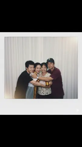 รูปครอบครัวที่ครบทุกคน🥰❤️ ขอบคุณ AI ที่ทำให้ภาพครอบครัวเราสมบูรณ์อีกครั้ง อย่างน้อยก็มีภาพถ่ายด้วยกันแล้วนะ #พี่ชาย #gemini #ครอบครัว 