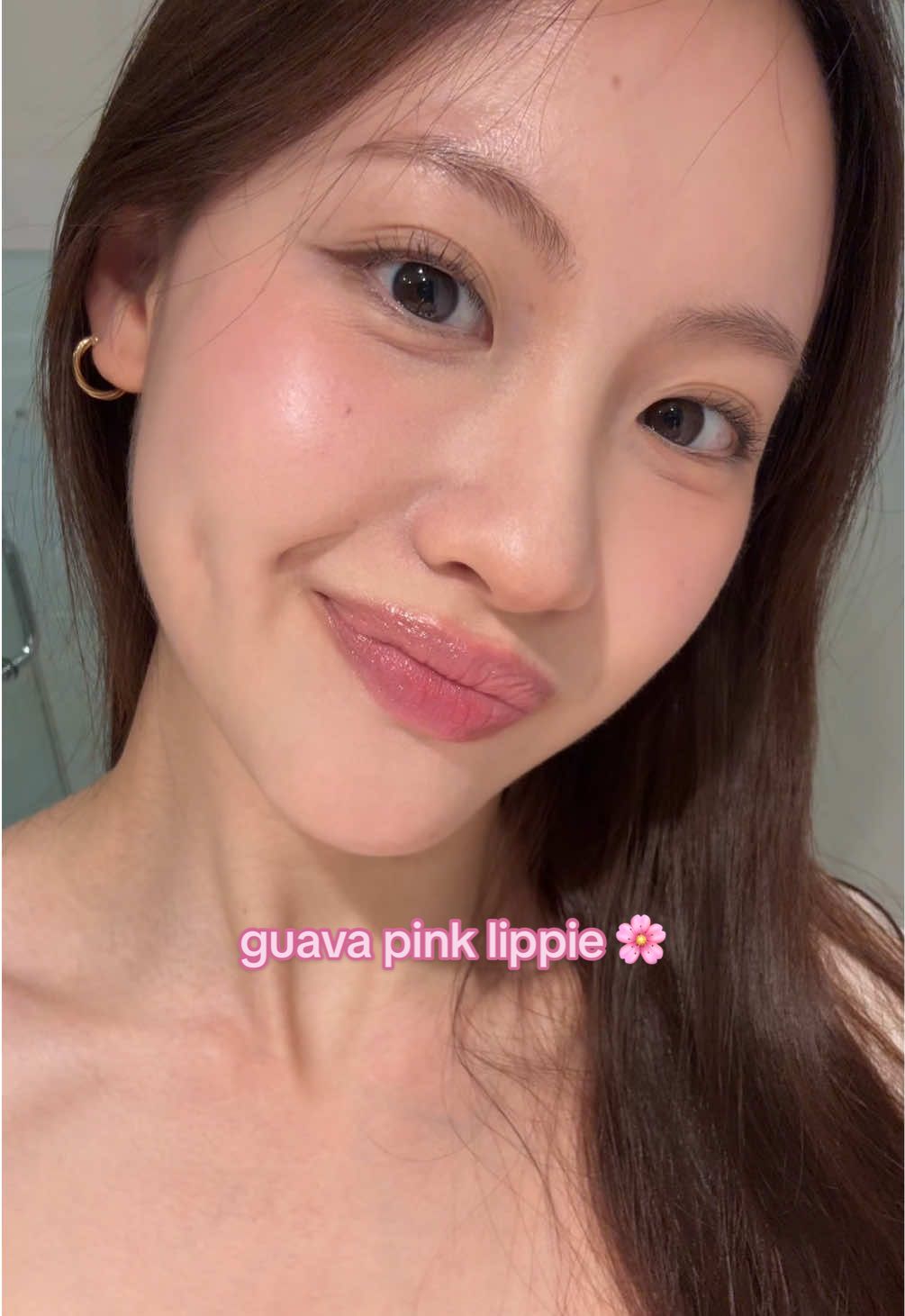 this pink is such a romantic and sweeeeet pink 🌷🌛 and it smells so good too!!!  #liptint #colorgram #shyguava #fruityglasstint #fyp 