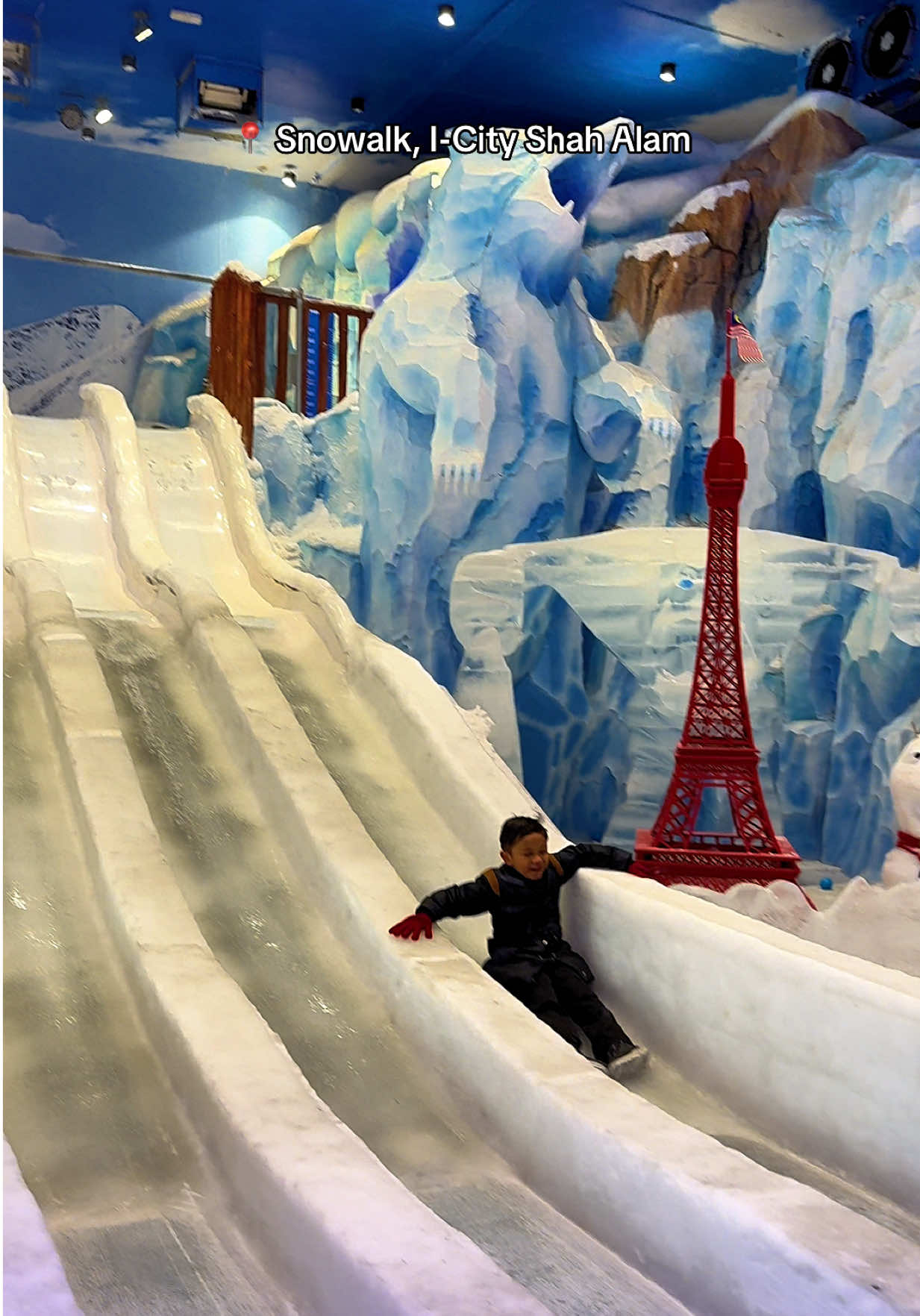 Cuti sekolah anak ajak pergi tempat ada salji sebab selalu tengok mama dia tengok cerita Korea ada salji. Nah paling dekat p sini je nak. Puas hati betul anak happy sangat tapi tulah. Sejukkk sangat wehh 🤣