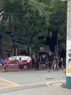 Sumiklab ang tensyon sa Ayala Bridge sa Maynila ngayong Linggo ng hapon, Setyembre 21, matapos mambato ang ilang indibidwal na naka-mask. | via Izzy Lee, ABS-CBN News #LabanSaKatiwalian #abscbnnews #news #newsph