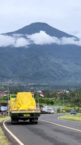 Gagahnya atap jawa barat kalau di lihat dari sini 🔥🔥🔥 #kuninganjawabarat #kuninganrepost #ciremai3078mdpl #ciremai #atapjawabarat 