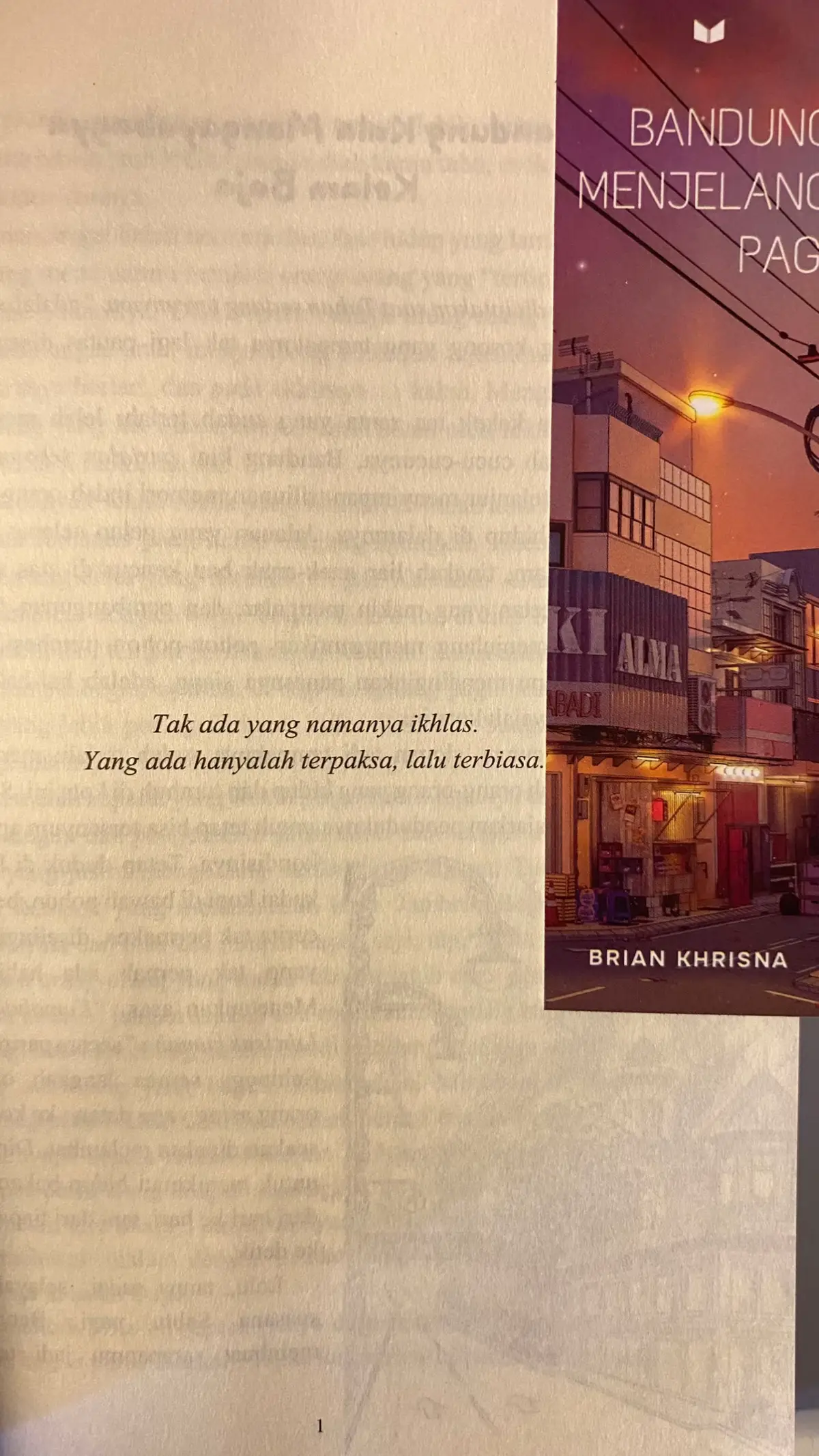 Bandung Menjelang Pagi sebuah kisah tentang cinta, pilihan, dan perjalanan hati di kota yang tak pernah benar-benar tidur🍃 bagus bangettt buku dari @✩°｡⋆⸜MediaKita📓✮ 🫰🏻📚 #quotes #novel #BookTok #book #bandungmenjelangpagi 