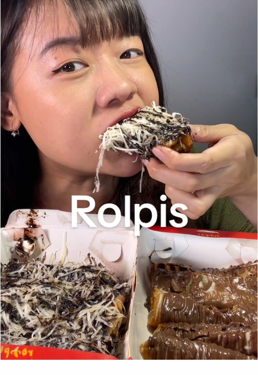 Mam rolpis (rolade pisang) tapi mirip piscok sihh bentuknya, enak bangettt 😭 #mukbang #rolpis #piscok #piscoklumer #asmrfood 
