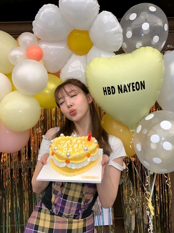 Nayeon tan rápido 30 añitos.  Te amooooo 🥺💕  . . #noflop #nayeon  #Im #happybirthday #viralvideos 