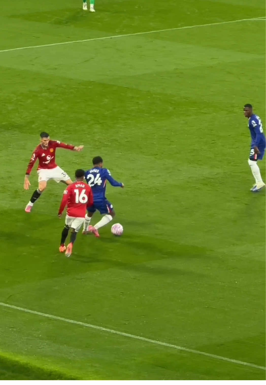 Beautiful passage of play. Maresca ball on full display. 📐 #chelsea #manchesterunited #football 