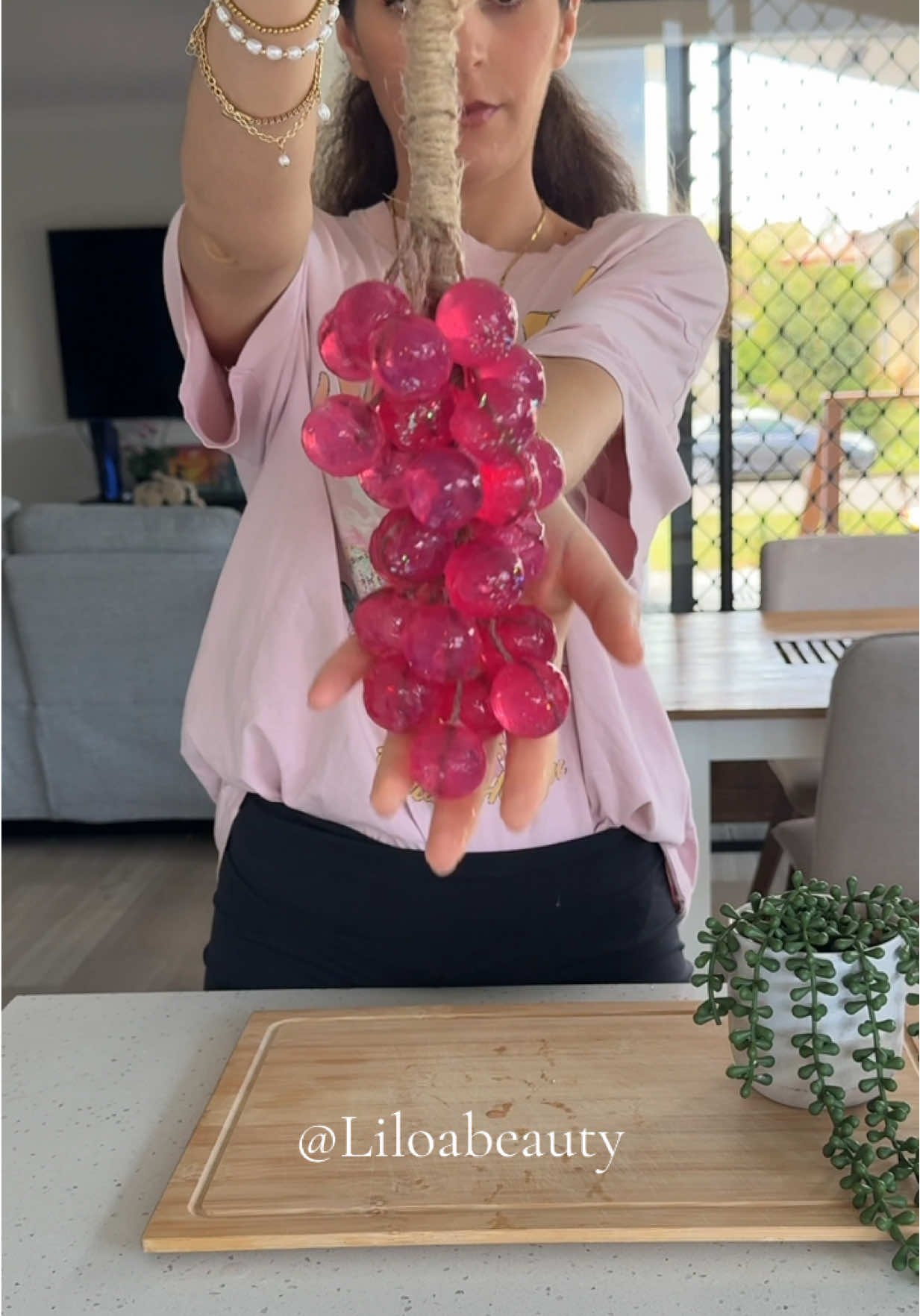 Vous avez été incroyablement nombreux à aimer mes grappes bleues 😱💙 Merci du fond du cœur pour tout ce soutien 🫶✨ Aujourd’hui je vous présente les grappes roses 🌸💕, j’espère qu’elles vous plairont autant ! Et ne vous inquiétez pas… ça arrive très bientôt les amis 😉✨ #soap #soapmaking #soaplovers #savon #soapdesign 