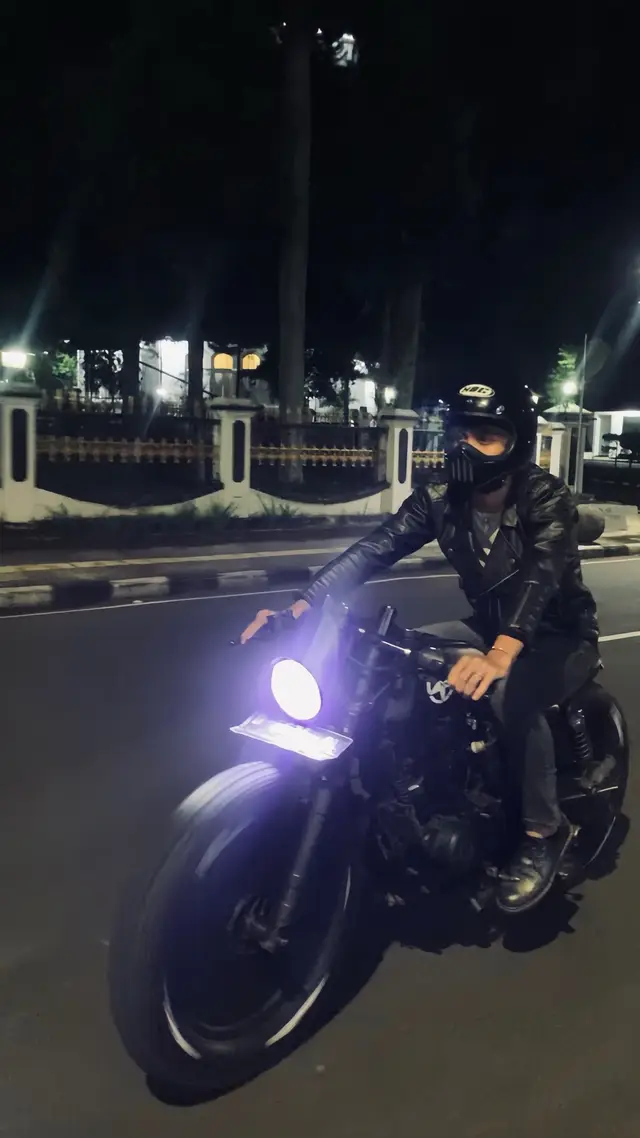 on insta xxlthfff_#caferacer #motorcostumindonesia #motorcostum #bandung 