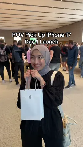 RAME banget tapi excited to pick up my first iphone🥹 #fyp #indonesianingermany #diasporatiktok 