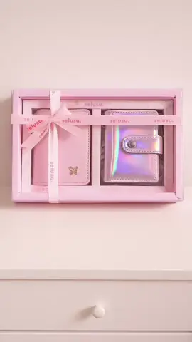 Selusa Glassy Flower Bundling Wallet. Pembelian wallet include hardbox, beli 2 wallet sudah dapat 2 hardbox. Untuk detail, size dan koleksi warna udah tertera pada deskripsi dan laman foto catalog buruan cek slidenya comel” banget #dompetwanita #affiliatemarketing #affiliatetiktok #fypシ゚ #fyppppppppppppppppppppppp 